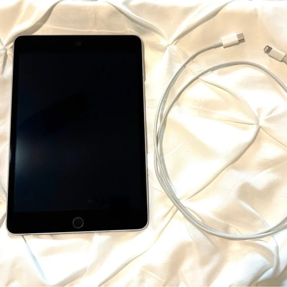 Ipad Mini 4 Space Grey 128G wifi tablet with Lightening cable - Picture 3 of 6